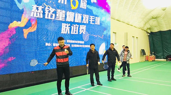 2世界羽毛球冠军、中国残疾人羽毛球队总教练董炯和参赛代表一起举行开球仪式.jpg
